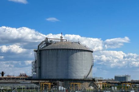Liquid ammonia storage. Storage of liquid ammonia. Rails for transportation of liquid ammonia in tanks.